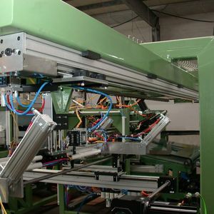 Robust: Dank der integrierten V-Profile arbeitet die Roboterportalanlage selbst bei rauen Umgebungsbedingungen zuverlässig.