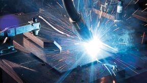 In der Abbildung ist ein automatisiert geführter MSG-Schweißprozess zu sehen, bei dem eine integrierte OCT-Sensorik die Naht während des laufenden Schweißens verfolgt und anschließend prüft, so der Hersteller. (Bild: Lessmüller)