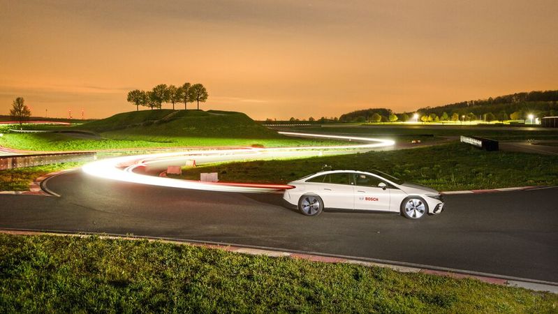 Vehicle Motion Management (VMM) von Bosch soll zentral sämtliche fahrdynamischen Funktionen des Autos steuern – und damit im Notfall schneller reagieren können.(Bild:  Bosch)