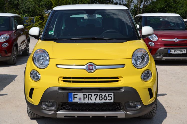 In der Zweifarb-Optik sind das Dach und die obere Hälfte der Abdeckkappen der Außenspiegel entweder schwarz oder weiß lackiert. (Foto: Mauritz)