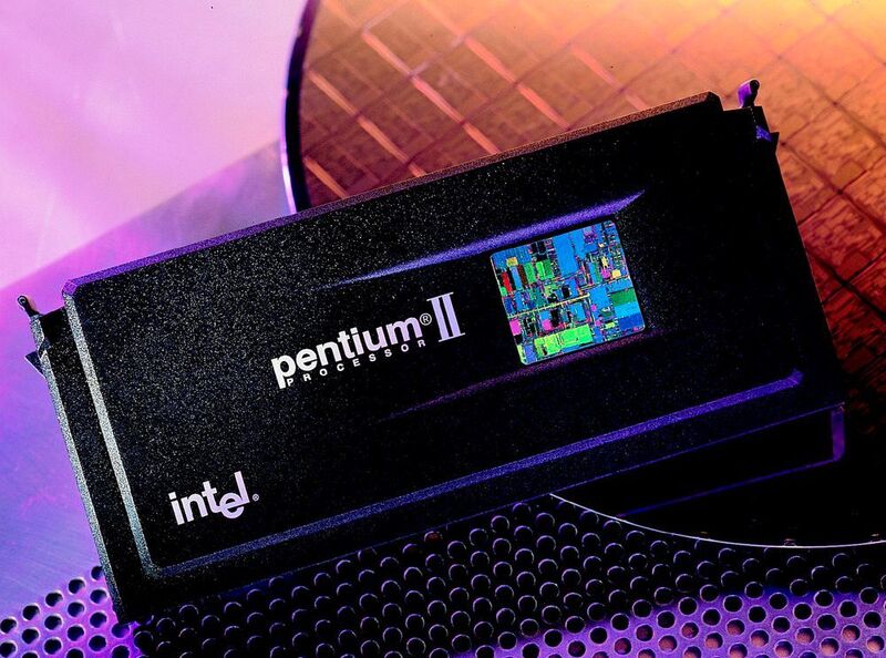Der Pentium II war trotz seines Namens keine direkte Weiterentwicklung des ersten Pentium, sondern des Pentium Pro. Als Steckplatz für die CPU diente kein Sockel, sondern ein Slot.  (Intel)