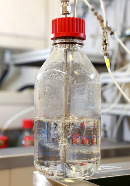Statt Sauerstoff wird Synthesegas in die Bakteriensuspension geblasen (Bild: Debo)