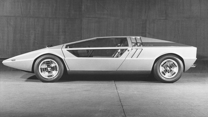 Der Boomerang ist ein radikales, keilförmiges Einzelstück eines Konzeptwagens von 1971, entworfen von Giorgetto Giugiaro (Italdesign) und auf Basis des Maserati Bora mit einem 4,7-Liter-V8-Motor. Er wurde erstmals 1971 als Modell und 1972 als fahrbereites Fahrzeug in Genf vorgestellt, hat ein einzigartiges, futuristisches Design mit extremen Keilformen und integrierten Instrumenten im Lenkrad und gilt als wegweisend für die Keilform-Ära, obwohl er nie in Serie ging. (Bild: Maserati)