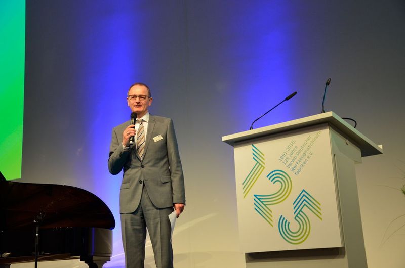 VDW-Geschäftsführer Dr. Wilfried Schäfer führt durch das Programm der Festveranstaltung. (Jablonski / Vogel Business Media)