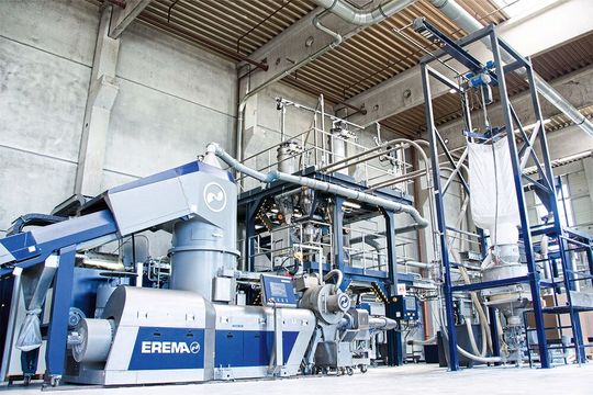 Mit dem Extrusionssystem Corema, für das Interseroh und der Hersteller Erema 2019 mit dem Plastics Recycling Award Europe ausgezeichnet wurden, ist es erstmals möglich, maßgeschneiderte Recycling-Compounds in nur einem statt bisher in zwei Verfahrensschritten herzustellen. Mit dem Extrusionssystem Corema, für das Interseroh und der Hersteller Erema 2019 mit dem Plastics Recycling Award Europe ausgezeichnet wurden, ist es erstmals möglich, maßgeschneiderte Recycling-Compounds in nur einem statt bisher in zwei Verfahrensschritten herzustellen.
