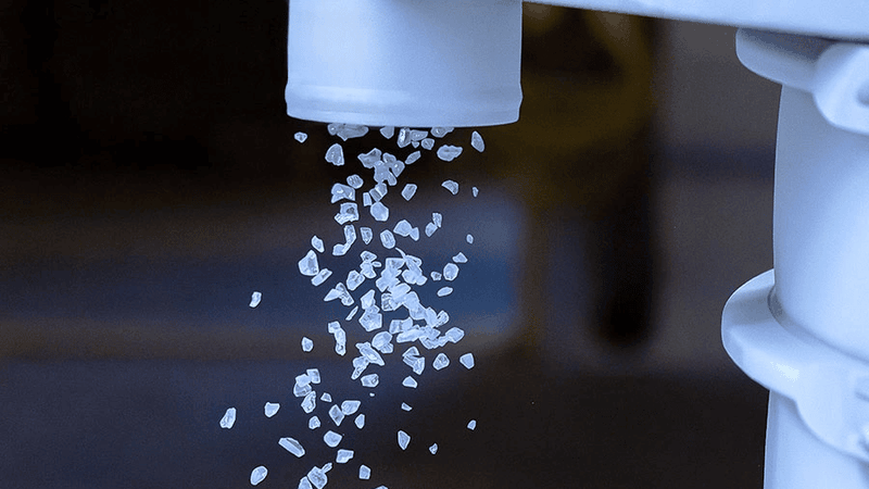 Rezyklat von Pekuther: Das Unternehmen setzt ein herstellerunabhängiges, selbst entwickeltes Aufbereitungssystem für thermoplastische Materialien ein.(Bild:  Pekutherm)