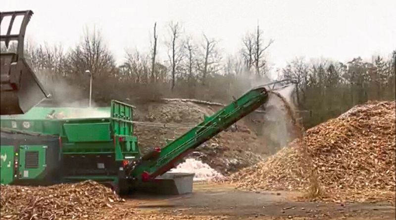 Diese Shredderanlage wurde mit einer Staubbindeanlage ausgerüstet. Hier wird das Material beim Abwurf befeuchtet. Die Staubminderung ist enorm und beträgt ca. 90 Prozent. (Bild: Nebolex)