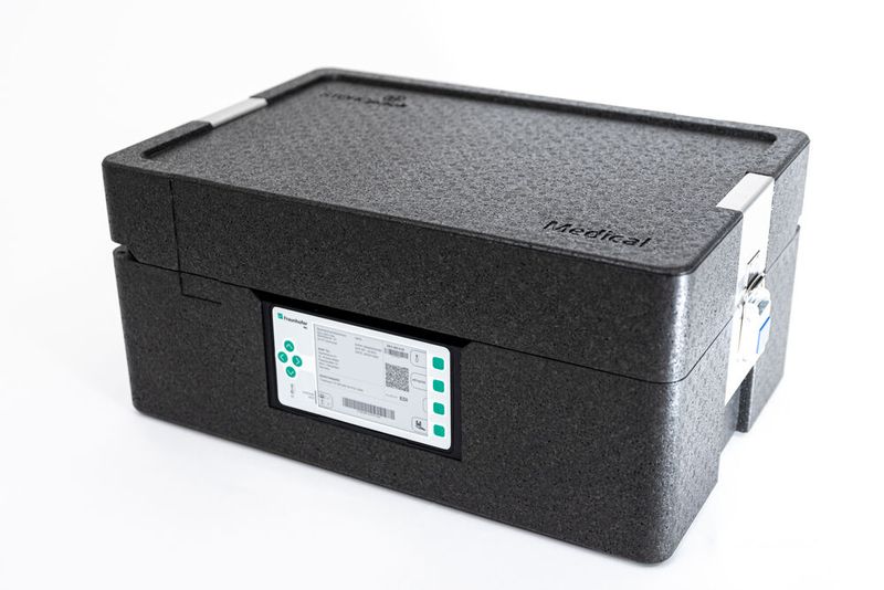 Das Gerät ist 9 mm hoch und kann wie eine Einsteckkarte in einen Standardbehälter eingesteckt werden. (Bild: Fraunhofer IML)