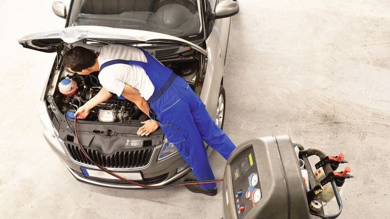 Die Zeiten von „einfach“ sind in Sachen Klimaservice längst vorbei. Mit R744 (CO2) und R290 (Propan) gibt es umweltfreundliche Alternativen zu bekannten und weniger bekannten Kältemitteln auf Fluor-Basis.(Bild:  © industrieblick - stock.adobe.com)