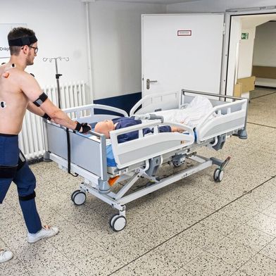 Um die Wirkung der elektrisch angetriebenen Rolle zu prüfen, hat das Team des Zentrums für Ergonomie und Medizintechnik (ZEM) der FH Münster eine Studie durchgeführt.  (Bild: Thomas Hauss)