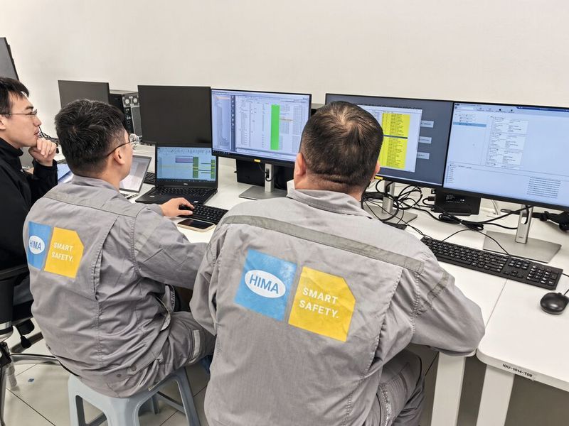 Das Team von HIMA und BASF führt den HIMA Smart Safety Test durch.   (Bild: Hima Group)