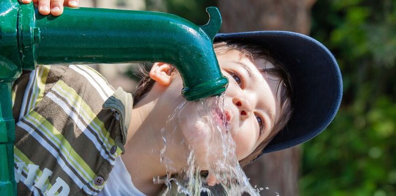 Fluorid im Trinkwasser gilt als wirksame Maßnahme der Kariesprävention. Eine Schweizer Studie hat nun überprüft, ob dies im Zusammenhang mit niedrigeren Geburtsgewichten und mehr Frühbeurten steht. Ergebnis: Man fand keine solchen negativen Effekte auf Neugeborene. (Symbolbild)(Bild: ©  Andreas Schuepbach - stock.adobe.com)