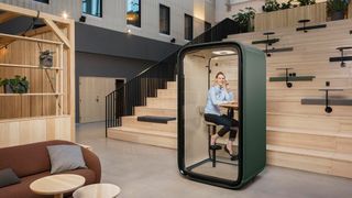 Die  vernetze Telefonkabine Framery One ist in den Farben Weiß, Grau, Schwarz, Blau, Grün, Sand und Navy ab sofort erhältlich. (Framery Acoustics)