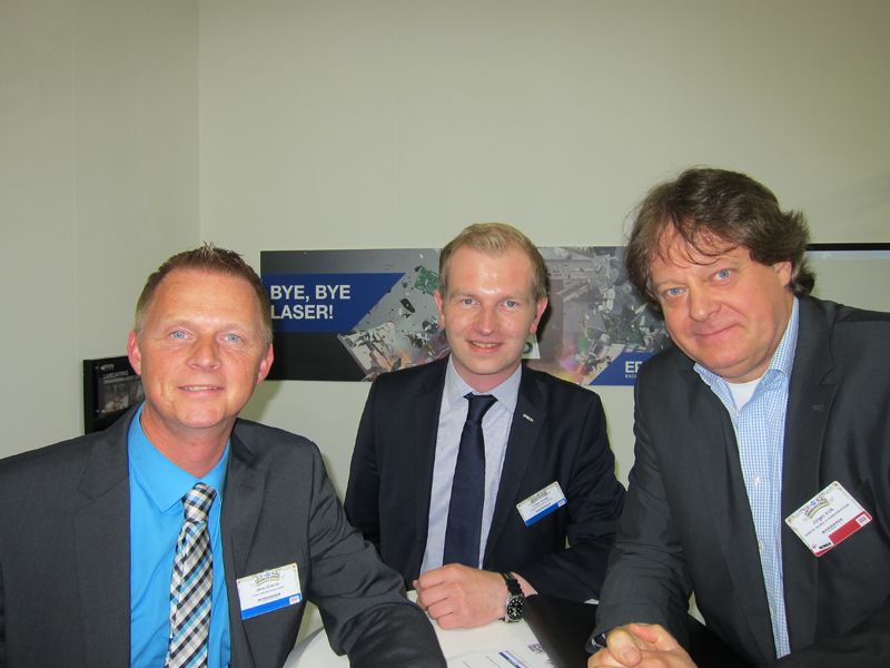 (v. l.) Jens Greine und Volker Rotter, Epson, mit Jürgen Volk, Vomatec (IT-BUSINESS)