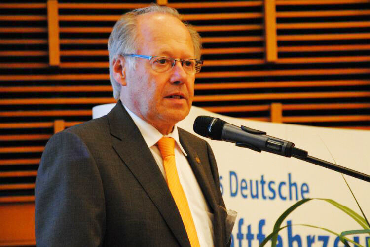 Präsident Ernst-Robert Nouvertné: „Der Neuwagenmarkt geht 2013 zurück, falls er nicht künstlich geschönt wird.“ (Foto: Baeuchle)