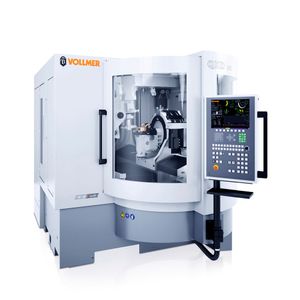 Diese Anlage ist eine Scheibenerodiermaschine des Typs Vollmer-QXD 250, die laut Hersteller als Universalmaschine fürs Erodieren gilt. Sie bearbeite etwa PKD-bestückte Werkzeuge in einer Aufspannung.