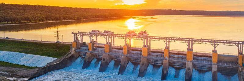 Am Oberlauf des Jangtsekiang entsteht derzeit mit einer Kapazität von insgesamt 16 Gigawatt das zweitgrößte Wasserkraftwerk der Erde. Kürzlich wurde eine neue Mega-Turbine in Betrieb genommen.