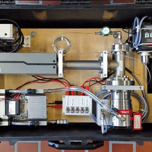 Das mobile Massenspektrometer im Rollkoffer. In der Mitte oben der aufgerollte „Rüssel“, durch den das Gas gezogen wird. 