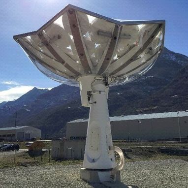 Die Parabolschüssel wird per Sensor der Sonne nachgeführt, was zum Wirkungsgrad der Anlage beiträgt. (Bild: Schmid Elektronik)