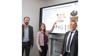 PHWT-Präsident Prof. Dr. Ludger Bölke informierte gemeinsam mit Dr. Dana Middendorf und Clemens Hollah (v. r.) vom Deutschen Institut für Lebensmitteltechnik in Quakenbrück über den neuen Schwerpunkt „Lebensmittelprozesstechnik“ für Mechatronik-Studierende. (Bild: Daniel Meier/PHWT)