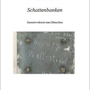 Das Titelbild des Romans "Schattenbanken" ist so schlicht gestaltet wie eine Todesanzeige. Es ist kein ästethisch designtes Kunstprodukt, sondern fast auf beklemmende Weise real. Das Foto entstand an einer ehemaligen Bankfiliale, direkt am Platz des frisch abmontierten Geldautomatens. Dort haben Unbekannte am 5. Oktober 2011 einen kaum lesbaren Schriftzug angebracht: Occupy Wallstreet.