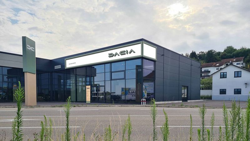 Mit einem eigenständigen Showroom bekommt Dacia in Friesenheim-Oberschopfheim mehr Sichtbarkeit.(Bild:  Autohaus von der Weppen)