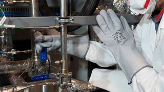 ZSW-Wissenschaftler an der Phosphorrecycling-Versuchsanlage in Stuttgart. (ZSW)