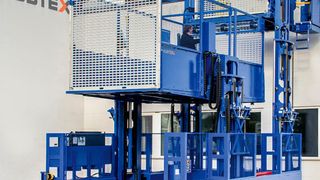 Im Flugzeugbau und bei der Wartung sind clevere Lösungen gefragt, wie beispielsweise diese omnidirektionale Montage- und Arbeitsplattform EPL von Hubtex. (Hubtex)