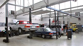 Serviceleistungen auch für Young- und Oldtimer anbieten? Für zahlreiche Kfz-Betriebe hierzulande kein Thema. (Bild: Dominsky –  »kfz-betrieb«)