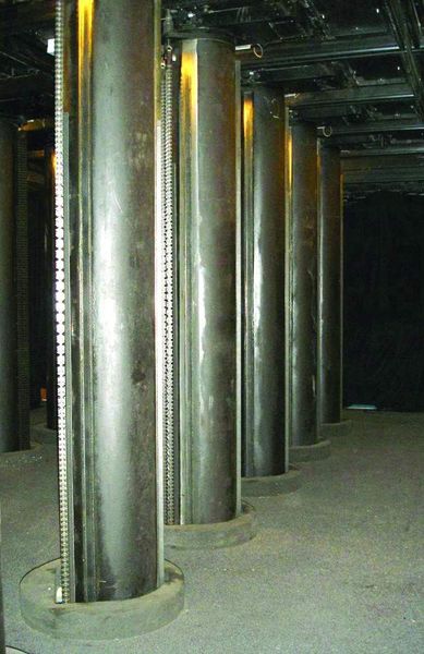 Die Stempel mit Kettenantrieb bewegen 72 Bühnen- und 12 Orchesterpodien. Bild: Bosch Rexroth (Archiv: Vogel Business Media)