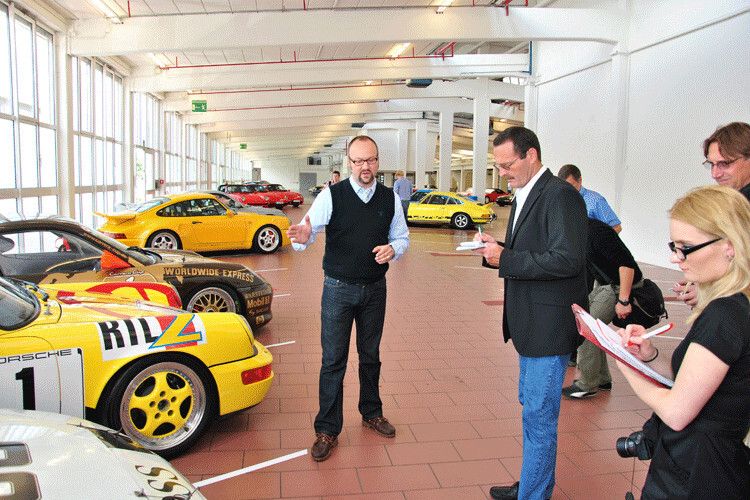 Alexander Klein, Leiter Fahrzeugmanagement des Porsche Museums (li.) erläutert im Rundgang die jeweiligen Exponate. (Dominsky)