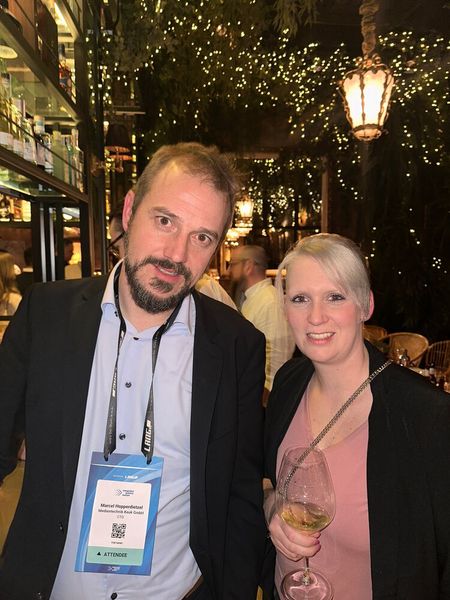 Marcel Hopperdietzel und Christina Meier (Keuk Medientechnik) fanden einige Messe-Stände sehr inspirierend. (Bild: Vogel IT-Medien)