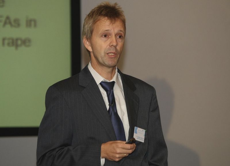 Dr. Jürgen Logemann, Vice President Global Technology Management, BASF Plant Service, erläutert wie wichtig aus seiner Sicht die Suche nach genetischen Informationen ist, mit denen künftig ertragreichere Pflanzen angebaut werden könnten. Bioinformatik sei hier ein Schlüssel zur Lösung.  (Bild: Zimmermann)