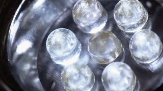 Gefährliche Leuchte: Der VDE warnt bei LED-Leuchten vor ungenügenden Sicherheitsanforderungen. Im Fehlerfall können Metallgehäuse und andere Bauteile der LED-Lampe unter Netzstrom stehen. (© soniccc - Fotolia)