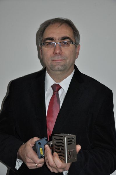 KnorrTec-Firmeninhaber Franz Knorr mit dem von ihm entwickelten Bremswiderstand: 