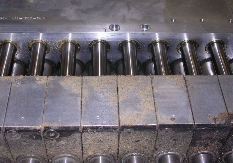 Kugelbüchsenführungen in einer Bohr- und Dübelmaschine der Holzindustrie. Umgebungsbedingung: feiner Holzstaub. (Archiv: Vogel Business Media)