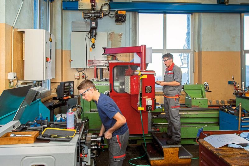 Die Werkstätte Eigergletscher verfügt über zwei Drehmaschinen und zwei Bohr-Fräsmaschinen, auf denen Werkstücke spanabhebend bearbeitet werden können. (Bild: Thomas Entzeroth)