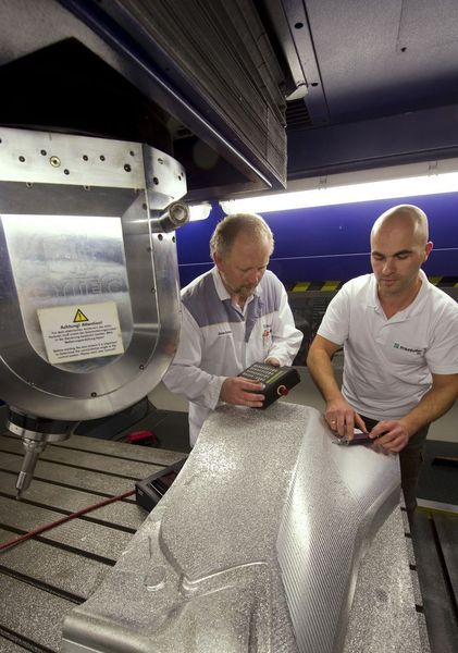 Ein auf der Tagung vorgestelltes energieeffizientes Maschinenprinzip ist die Scherenkinematik. Zwei Mitarbeiter des Fraunhofer IWU vermessen ein Umformwerkzeug für einen Kotflügel. Bild: Fraunhofer IWU (Archiv: Vogel Business Media)