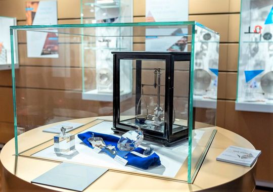 Ein Teil der Ausstellung über den Werkstoff Diamant und seine Bedeutung für die Industrie im Deutschen Goldschmiedehaus in Hanau. Noch zu bewundern bis Mitte November 2022.(Bild:  Lach Diamant)