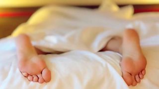 Auch gesunde Menschen bewegen sich im Schlaf mehr als gedacht. Doch wie viel Zucken im Schlaf ist normal? Und kann zu viel Bewegung im Schlaf Vorbote ernst zu nehmender Erkrankunegen sein? (Symbolbild) (gemeinfrei)