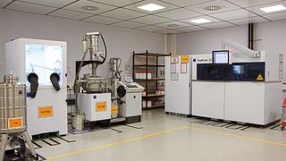 Der Fertigungsraum, in dem die Pulverbettmaschinen für den 3D-Metalldruck stehen, ist mit einer speziellen Decke und einem besonderen Boden ausgestattet. (Bild: © Simone Käfer)