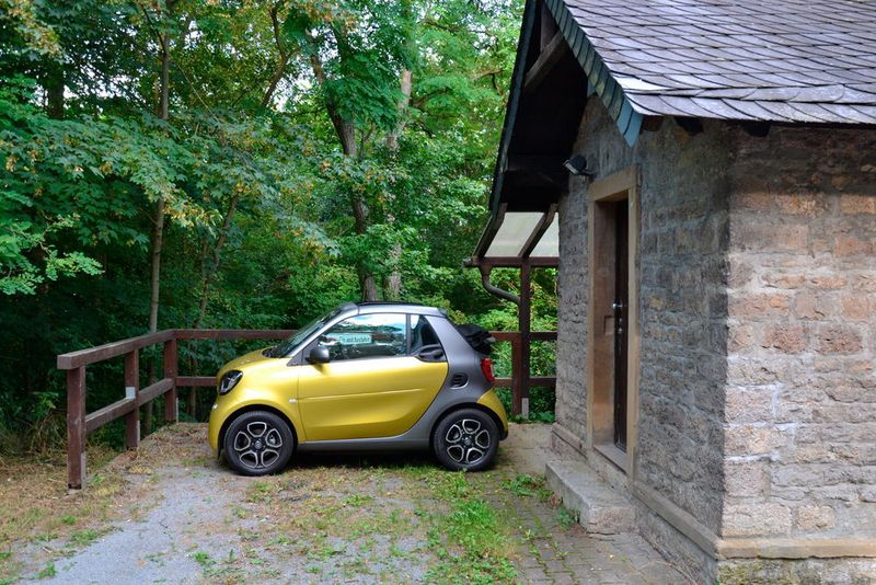 … geht es mit dem Smart Fortwo aber auch so. Das ist richtig großes Kino für die Passanten. (Michel / »kfz-betrieb«)