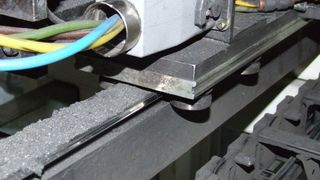 Im Gegensatz zu Kugelumlaufführungen, die bei Eindringen von Schmutz oftmals versagen, sind V-Führungssysteme selbstreinigend und daher tolerant gegenüber Verunreinigungen. (Bild: Hepco Motion)