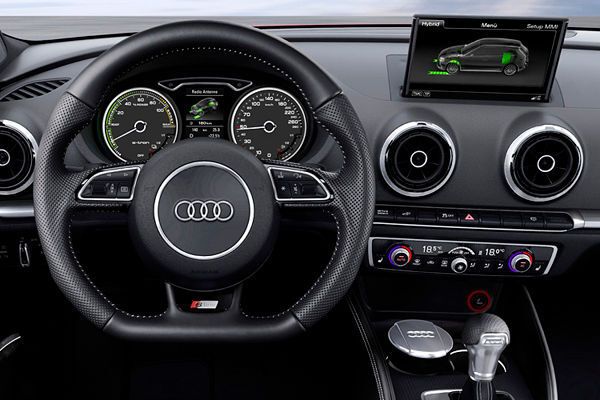 Das Powermeter sitzt an der Stelle des Drehzahlmessers – links mit angezeigtem Lademodus. Dort zeigt sich, wie der Fahrer unterwegs ist: effektiv im Verbrauch oder mit durchgedrücktem Gasfuß im Boost-Betrieb. (Bild: Audi)