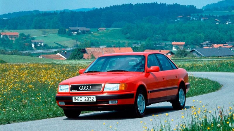 Die Verarbeitung geriet deutlich hochwertiger als die der Vorgängermodelle. Durch Maßnahmen wie Reduzierung der Karosserie-Spaltmaße, konsequente Verwendung höherwertiger Materialien im Innenraum und Einstieg in die Sechszylinder-Klasse, in der die Konkurrenz seit Jahren sicheres Terrain für sich beansprucht hatte, gelang Audi mit dem C4 ein weiterer großer Schritt Richtung Premiumsegment. (Bild: Audi AG)