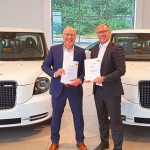 Historischer Moment: Das Autohaus Markötter wird erster deutscher LEVC-Händler. Den Schritt besiegeln (v. li.) Geschäftsführer Ralf Markötter und der LEVC-Regionalleiter Westeuropa, Thomas Goldboom.(Bild:  LEVC)