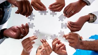 Gemeinsam erarbeiten die Mitglieder der Arbeitskreise Lösungen  (© Hiraman – Getty Images via Canva.com)