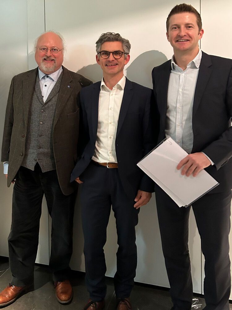 Von links nach rechts: Sebastian von Bomhard, Geschäftsführer der SDC Spacenet Datacenter und Vorstand der Spacenet AG, Michael Emmer, Vorstand der Spacenet AG, John Shea, Partner der Arcus Infrastructure Partners LLP