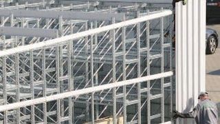 Die Cover-Halle ummantelt wie das Cover einer CD das Räderregal. Die Trapezblechverkleidung befestigen die Monteure an die Verbindungsrahmen. Bei Bedarf lässt sich die Schnellbauhalle  erweitern. (Foto: Rubbel)