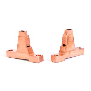 Zwei präzisionsgefertigte Kupferbauteile mit komplexer Geometrie. Die glänzende Oberfläche verdeutlicht die hohe Materialqualität bei der Zerspanung von Buntmetallen.(Quelle:  FACTUREE - Der Online-Fertiger)